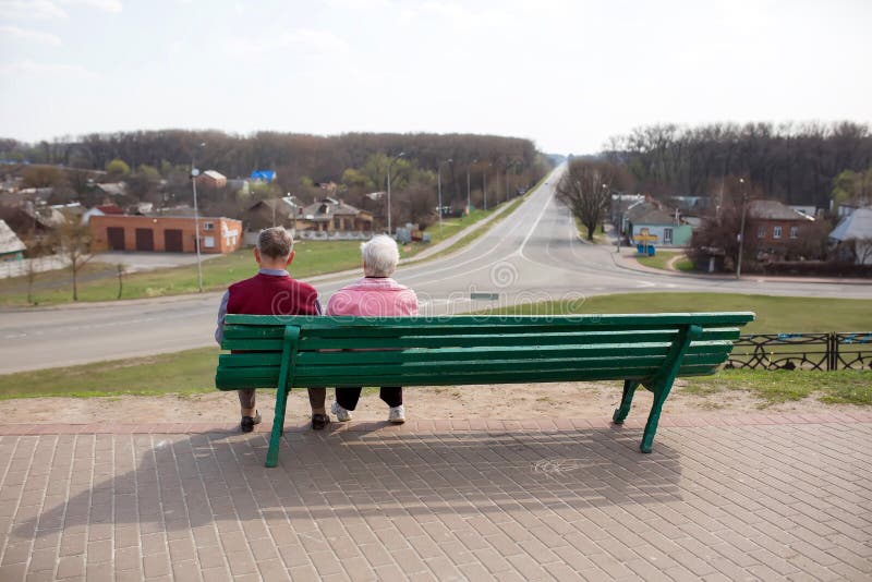Chernihiv ucrânia 12 04 2015 povos mais idosos sentam-se em um banco e em um olhar na distância imagens de stock Chernihiv ucrânia 12 04 2015 povos mais idosos sentam-se em um banco e em um olhar na distância imagens de stock