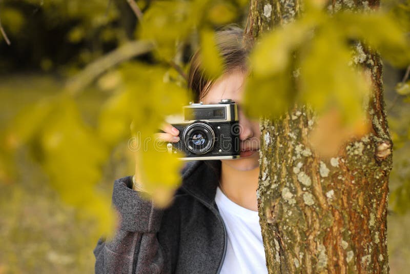 Chernihiv Ukraina - Juli 26, 2019: En flicka tar bilder med en gammal kamera arkivfoto Chernihiv Ukraina - Juli 26, 2019: En flicka tar bilder med en gammal kamera arkivfoto