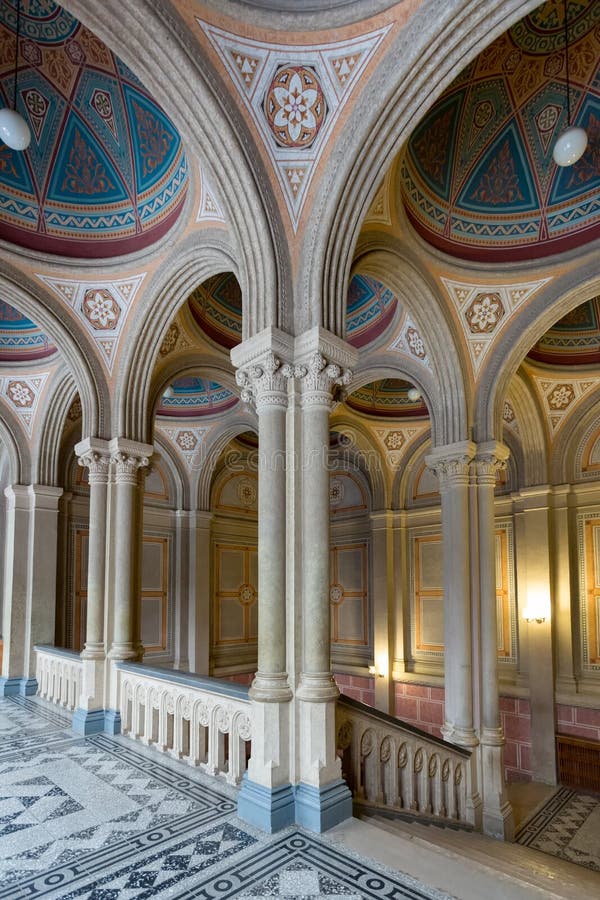 CHERNIVTSI, de OEKRAÏNE - de historische universiteit van Chernivtsi royalty-vrije stock foto's CHERNIVTSI, de OEKRAÏNE - de historische universiteit van Chernivtsi royalty-vrije stock foto's