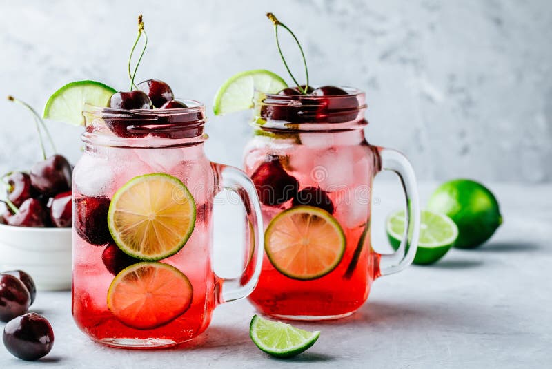 Cherry Limeade oder Limonade im Glasweckglas Eiskaltes Sommergetränk lizenzfreies stockbild Cherry Limeade oder Limonade im Glasweckglas Eiskaltes Sommergetränk lizenzfreies stockbild