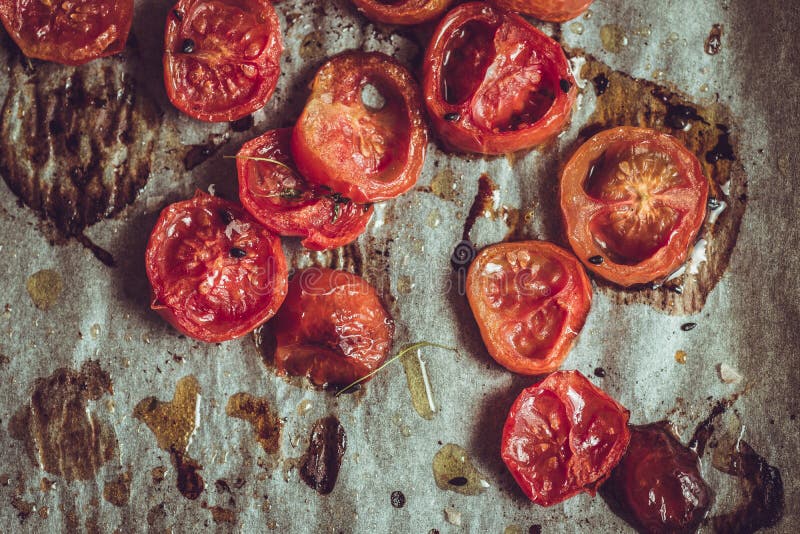 Cherry Tomatoes arrostito con sale, sesamo nero e Olive Oil fotografia stock libera da diritti Cherry Tomatoes arrostito con sale, sesamo nero e Olive Oil fotografia stock libera da diritti