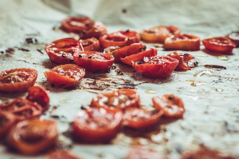 Cherry Tomatoes arrostito con sale, sesamo nero e Olive Oil fotografia stock Cherry Tomatoes arrostito con sale, sesamo nero e Olive Oil fotografia stock