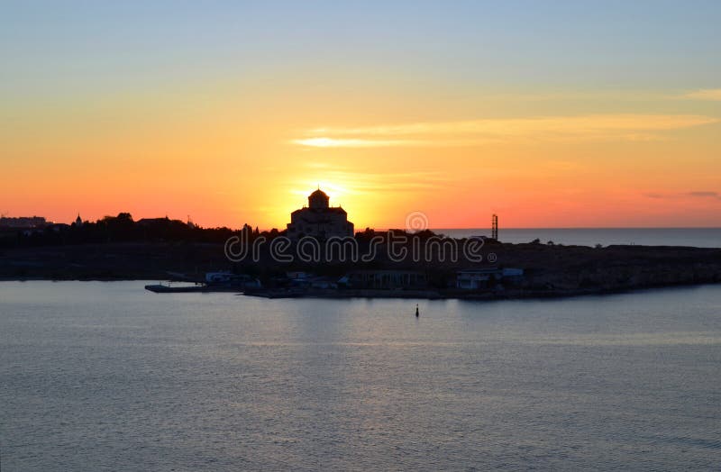 Chersonese Mening van St Vladimir ` s Kathedraal over de Baai bij zonsondergang stock afbeeldingen Chersonese Mening van St Vladimir ` s Kathedraal over de Baai bij zonsondergang stock afbeeldingen