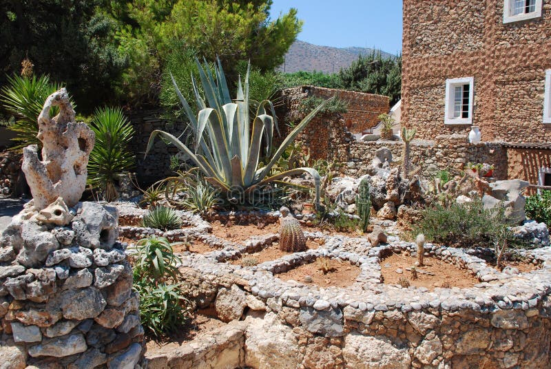 Chersonissos, Κύπρος, Ελλάδα - 31 07 2013: Κήπος των πράσινων τραχιών κάκτων που αυξάνονται κάτω από τον καψαλίζοντας ήλιο και έν στοκ εικόνες Chersonissos, Κύπρος, Ελλάδα - 31 07 2013: Κήπος των πράσινων τραχιών κάκτων που αυξάνονται κάτω από τον καψαλίζοντας ήλιο και έν στοκ εικόνες