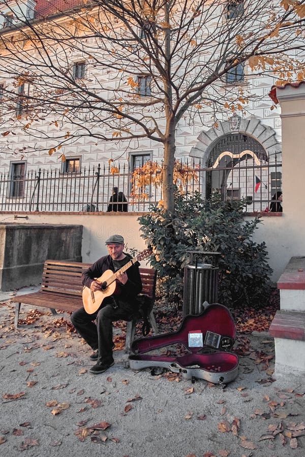 Chesky Krumlov, Czech Republic - July 22, 2018: Man playing guitar in Historic centre of Chesky Krumlov old town in the South royalty free stock photos Chesky Krumlov, Czech Republic - July 22, 2018: Man playing guitar in Historic centre of Chesky Krumlov old town in the South royalty free stock photos