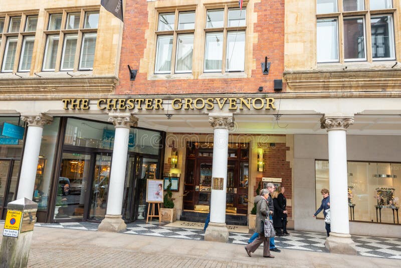 CHESTER, ANGLIA - MASZERUJE 8TH, 2019: Wejście Chester Grosvenor po środku Marzec na słonecznym dniu Marzec 2019