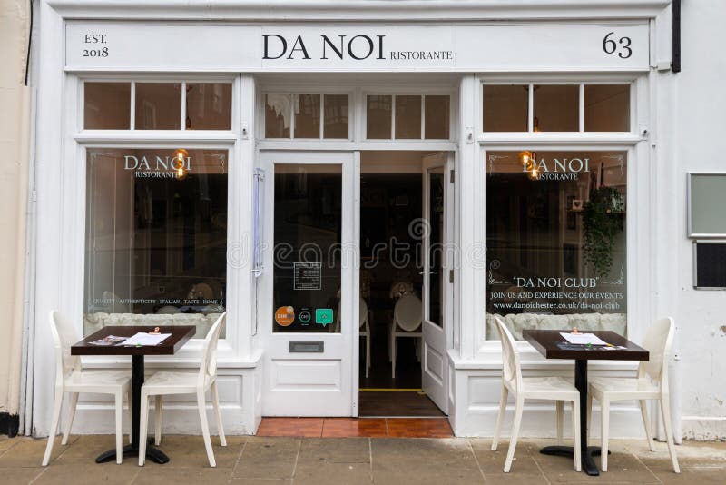 CHESTER, HET UK - 26TH JUNI 2019: Authentiek Italiaans restaurant DA Noi in het midden van de beroemde roman stad van Chester royalty-vrije stock afbeelding CHESTER, HET UK - 26TH JUNI 2019: Authentiek Italiaans restaurant DA Noi in het midden van de beroemde roman stad van Chester royalty-vrije stock afbeelding