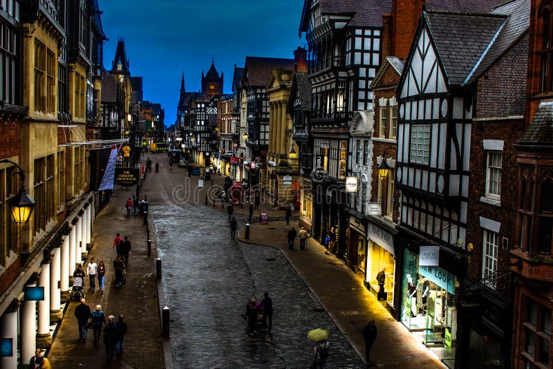 Chester stadsgata på skymning royaltyfri fotografi Chester stadsgata på skymning royaltyfri fotografi