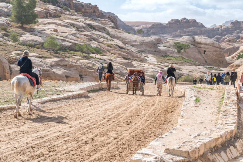 Chevaux sur la route poussiéreuse à Rose City de PETRA PETRA est l'une des nouvelles sept merveilles du monde image stock Chevaux sur la route poussiéreuse à Rose City de PETRA PETRA est l'une des nouvelles sept merveilles du monde image stock