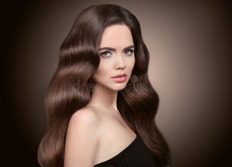 Cheveu sain Beau portrait de fille de brune Long wav sain photographie stock libre de droits Cheveu sain Beau portrait de fille de brune Long wav sain photographie stock libre de droits