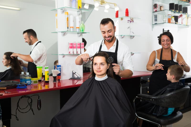 Cheveux de coupe de coiffeur de client féminin photographie stock Cheveux de coupe de coiffeur de client féminin photographie stock