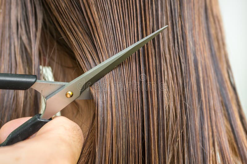Cheveux humides droits avec le peigne et les ciseaux - concept de soins capillaires photos stock Cheveux humides droits avec le peigne et les ciseaux - concept de soins capillaires photos stock