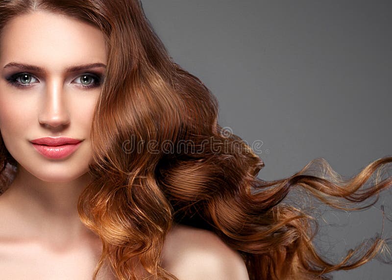 Cheveux noirs de femme de beauté longs Belle fille de modèle de station thermale avec la peau propre fraîche parfaite Femme de br photo stock