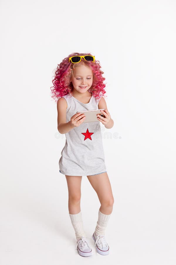 Cheveux onduleux colorés Ombre La petite fille moderne de hippie de mode vêtx, Selfie studio D'isolement sur le blanc images libres de droits Cheveux onduleux colorés Ombre La petite fille moderne de hippie de mode vêtx, Selfie studio D'isolement sur le blanc images libres de droits