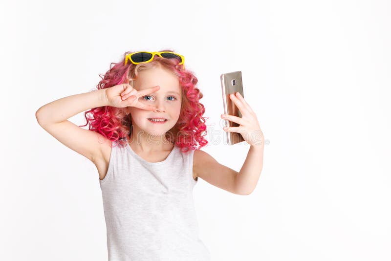 Cheveux onduleux colorés Ombre La petite fille moderne de hippie de mode vêtx, Selfie studio D'isolement sur le blanc image stock Cheveux onduleux colorés Ombre La petite fille moderne de hippie de mode vêtx, Selfie studio D'isolement sur le blanc image stock