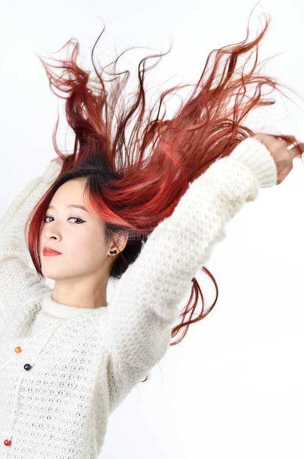 Cheveux rouges de femmes asiatiques longs de mode moderne photographie stock Cheveux rouges de femmes asiatiques longs de mode moderne photographie stock