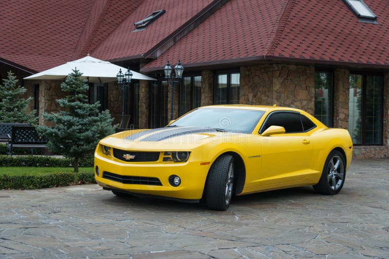 Chevrolet Camaro amarelo imagens de stock royalty free Chevrolet Camaro amarelo imagens de stock royalty free