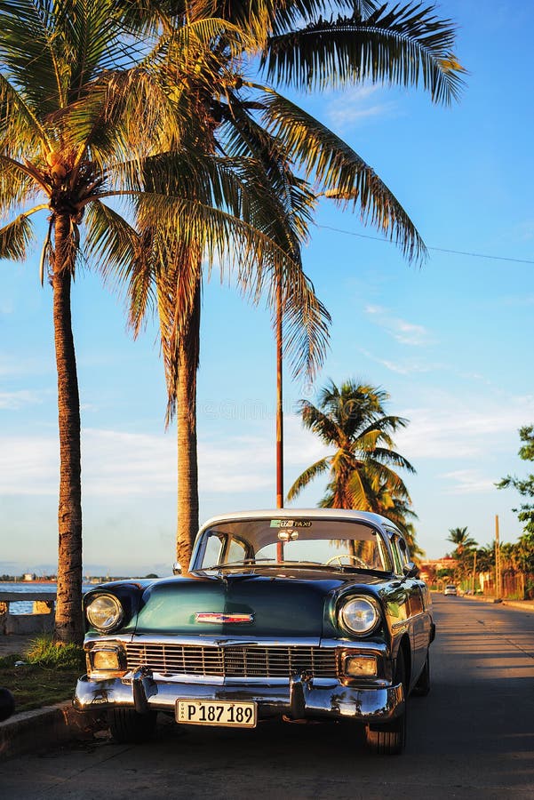 Chevrolet d'annata alla luce di tramonto, a Punta Gorda/Cienfuegos immagini stock Chevrolet d'annata alla luce di tramonto, a Punta Gorda/Cienfuegos immagini stock