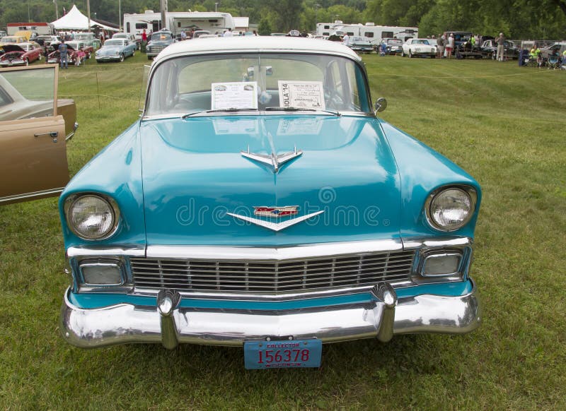 Chevy Bel Air Blue 1956 ed automobile bianca Front View fotografia stock libera da diritti Chevy Bel Air Blue 1956 ed automobile bianca Front View fotografia stock libera da diritti