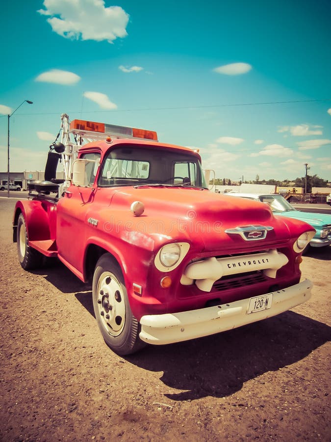 Chevy rouge 120-N Tow Truck Vintage images libres de droits Chevy rouge 120-N Tow Truck Vintage images libres de droits
