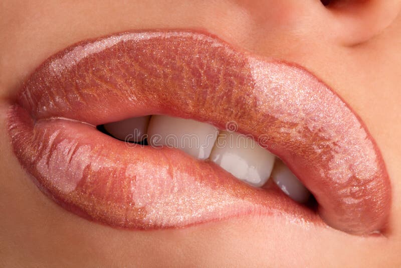 Detallado mujer masticación labios.