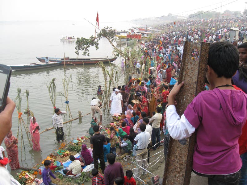 Chhath festival, Ganges River, Varanasi, Indien royaltyfria foton Chhath festival, Ganges River, Varanasi, Indien royaltyfria foton