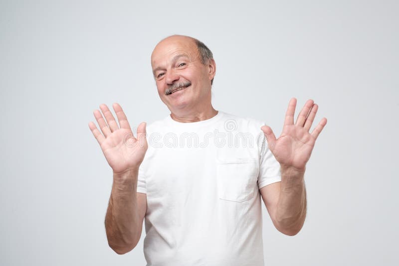 Chi sa e non era me concetto L'uomo caucasico calvo imbarazzato non è sicuro nella sua testimonianza fotografia stock Chi sa e non era me concetto L'uomo caucasico calvo imbarazzato non è sicuro nella sua testimonianza fotografia stock
