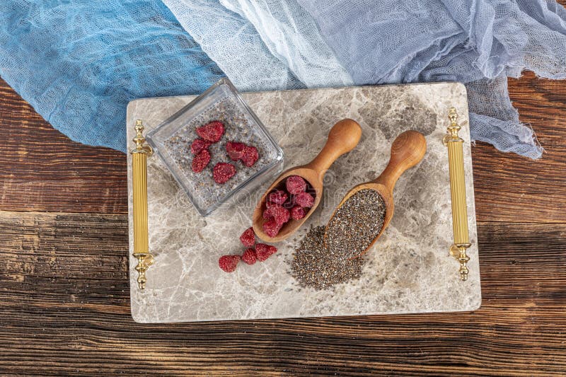 Chia-frön. hälsosam supermat. chia pudding med jordgubbar, sund kosthållning av vitaminer vid frukost och hälsosam kosthållning royaltyfri bild