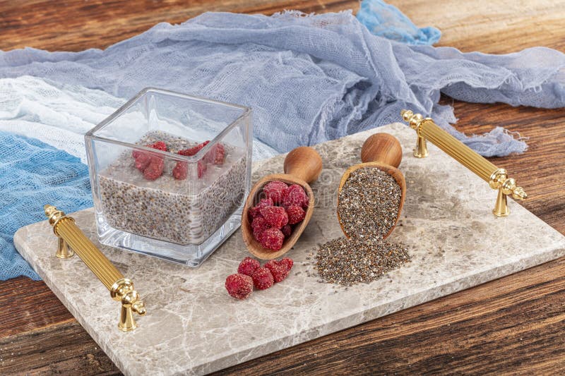 Chia-frön. hälsosam supermat. chia pudding med jordgubbar, sund kosthållning av vitaminer vid frukost och hälsosam kosthållning royaltyfria foton