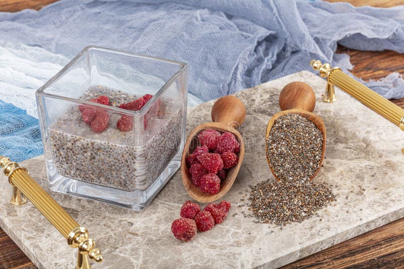 Chia-frön. hälsosam supermat. chia pudding med jordgubbar, sund kosthållning av vitaminer vid frukost och hälsosam kosthållning arkivbilder