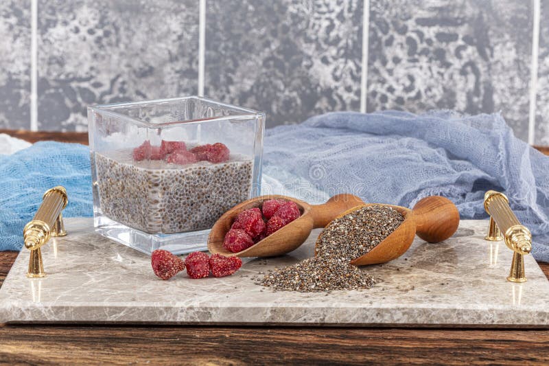 Chia-frön. hälsosam supermat. chia pudding med jordgubbar, sund kosthållning av vitaminer vid frukost och hälsosam kosthållning arkivfoto
