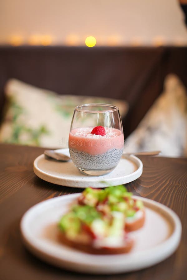 Chia pudding i exponeringsglas med det nya bäret Superfoods sunt frukostbegrepp arkivfoton Chia pudding i exponeringsglas med det nya bäret Superfoods sunt frukostbegrepp arkivfoton