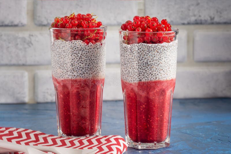 Chia Pudding saudável com Berry Smoothie fresco imagem de stock royalty free Chia Pudding saudável com Berry Smoothie fresco imagem de stock royalty free