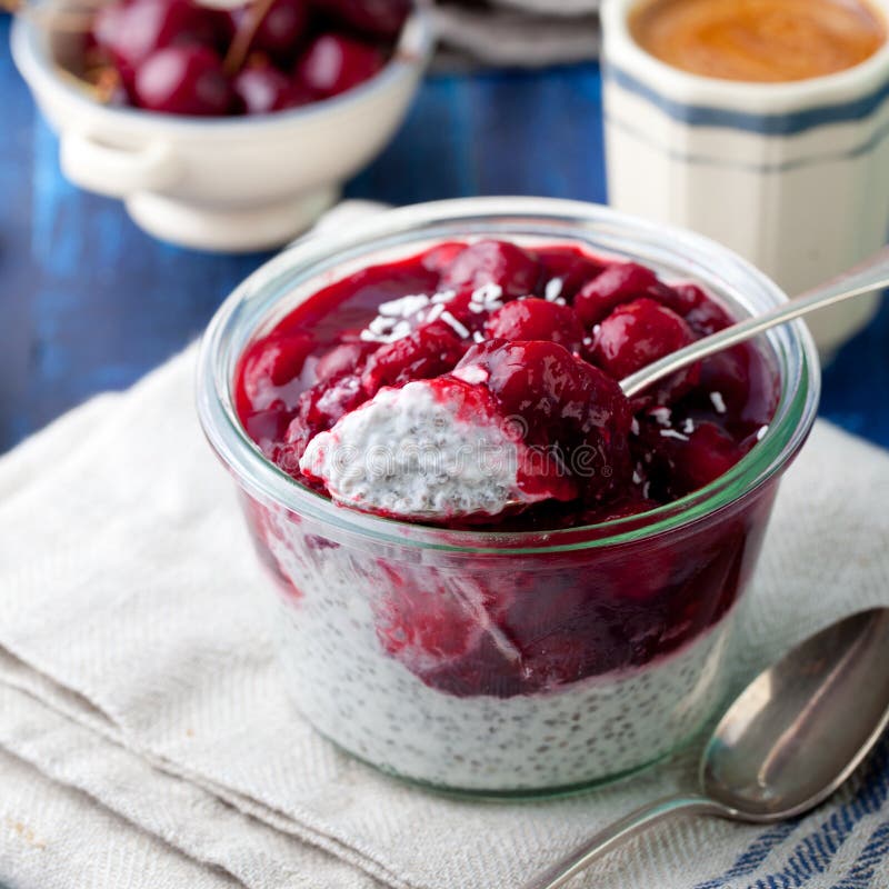Chia-Samenpudding, Nachtisch mit Kirschen und Granola stockfotos Chia-Samenpudding, Nachtisch mit Kirschen und Granola stockfotos