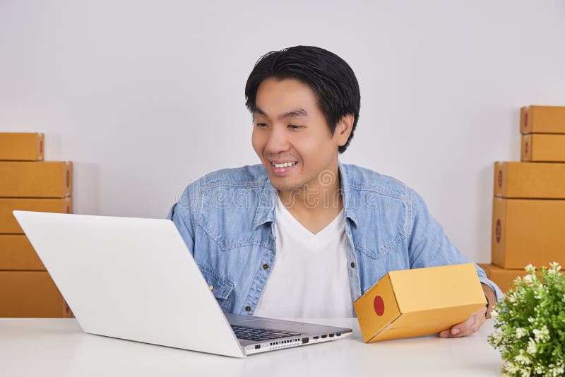 Chiacchiere online con clienti online via laptop fotografia stock libera da diritti