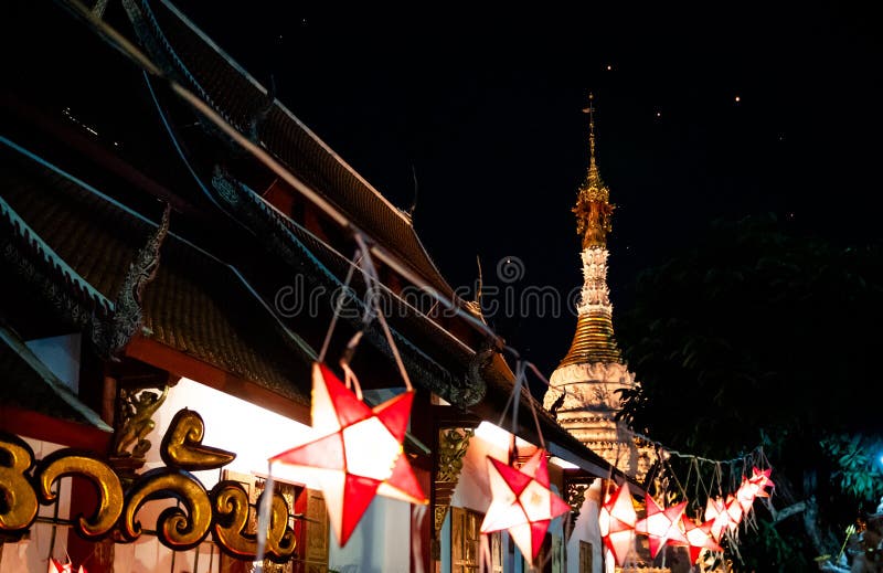 Chiang Mai Lanna stylu świątynia z Yi Peng lampionami w Loy Krath zdjęcie royalty free Chiang Mai Lanna stylu świątynia z Yi Peng lampionami w Loy Krath zdjęcie royalty free