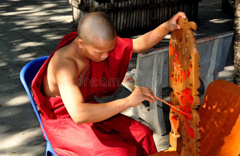 Chiang mai multe thailanda : calugar pictură de urmărire fereastră stock photos