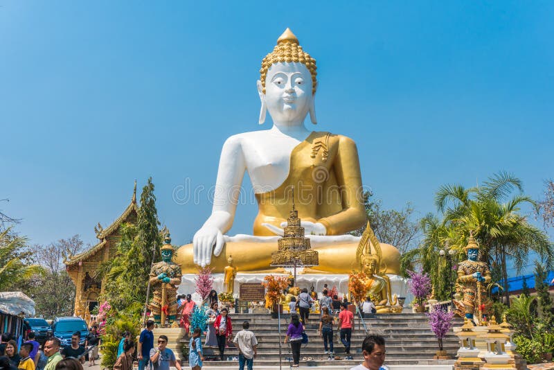 CHIANG MAI, TAILANDIA - 5 MARZO 2017: I pellegrini tailandesi adorano e turista nella grande statua di seduta di Buddha a Wat Phr fotografia stock libera da diritti CHIANG MAI, TAILANDIA - 5 MARZO 2017: I pellegrini tailandesi adorano e turista nella grande statua di seduta di Buddha a Wat Phr fotografia stock libera da diritti