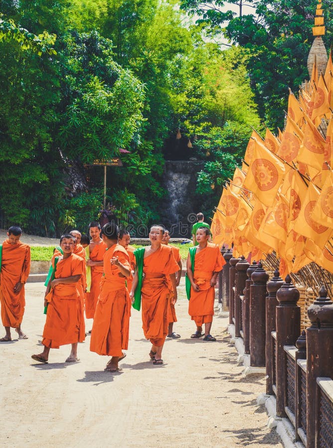 Chiang mai, Thailand - 5. Mai 2013 : Anfänger Mönch im buddhistischen Tempel, viele Anfänger gehen und mit seinen Freunden sprech stockbilder Chiang mai, Thailand - 5. Mai 2013 : Anfänger Mönch im buddhistischen Tempel, viele Anfänger gehen und mit seinen Freunden sprech stockbilder