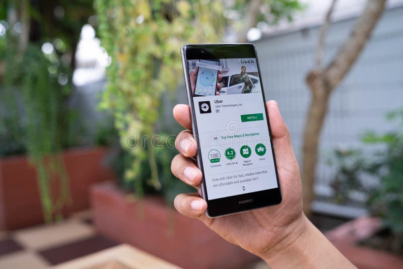 CHIANG MAI, THAILAND - August 05,2018: Mann, der HUAWEI mit Uber-apps hält Uber ist Smartphone-APP-Transportnetz für searc lizenzfreie stockfotografie CHIANG MAI, THAILAND - August 05,2018: Mann, der HUAWEI mit Uber-apps hält Uber ist Smartphone-APP-Transportnetz für searc lizenzfreie stockfotografie