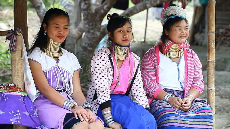 Chiang Mai Thailand-Februari 13, 2017: Tre unga flickor från kullestammen lång-halsen karen kallade sig som arkivfilmer
