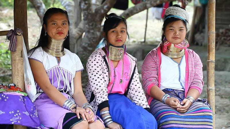 Chiang Mai Thailand-Februari 13, 2017: Tre unga flickor från kullestammen lång-halsen karen kallade sig som arkivfilmer