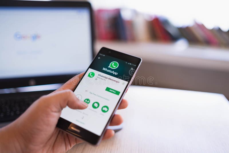 CHIANG MAI, THAILAND - Juni 03,2018: Mensenhanden die HUAWEI met WeChat op het scherm houden WeChat is een multifunctionele Chine royalty-vrije stock foto CHIANG MAI, THAILAND - Juni 03,2018: Mensenhanden die HUAWEI met WeChat op het scherm houden WeChat is een multifunctionele Chine royalty-vrije stock foto