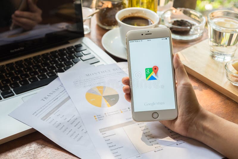 CHIANG MAI, THAILAND - 9. MAI: Frauenhand, die IPHONE 6 PLUS mit Google Maps-Anwendung O hält Google Maps ist ein Service, der pr lizenzfreie stockfotografie