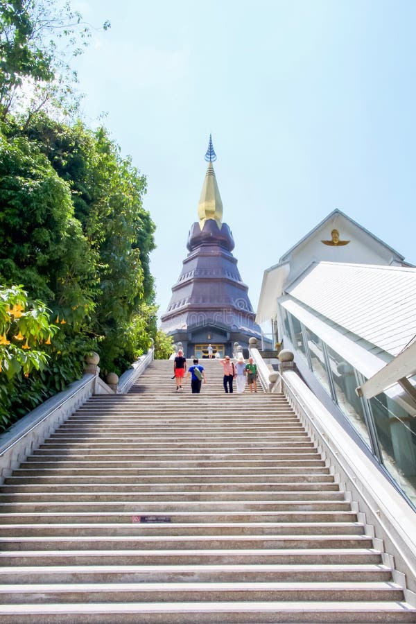 Chiang Mai Thailand - mars 22 2018: Folk som går upp trappa på den stora heliga relikpagoden Nabhamethanidol eller Phra Maha Dhat arkivfoto Chiang Mai Thailand - mars 22 2018: Folk som går upp trappa på den stora heliga relikpagoden Nabhamethanidol eller Phra Maha Dhat arkivfoto