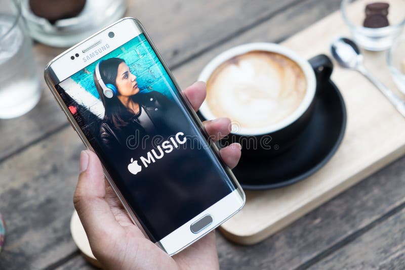 https://thumbs.dreamstime.com/b/chiang-mai-thailand-nov-man-hand-holding-screen-s-shot-apple-music-app-showing-samsung-galaxy-edge-apple-music-beta-62870237.jpg
