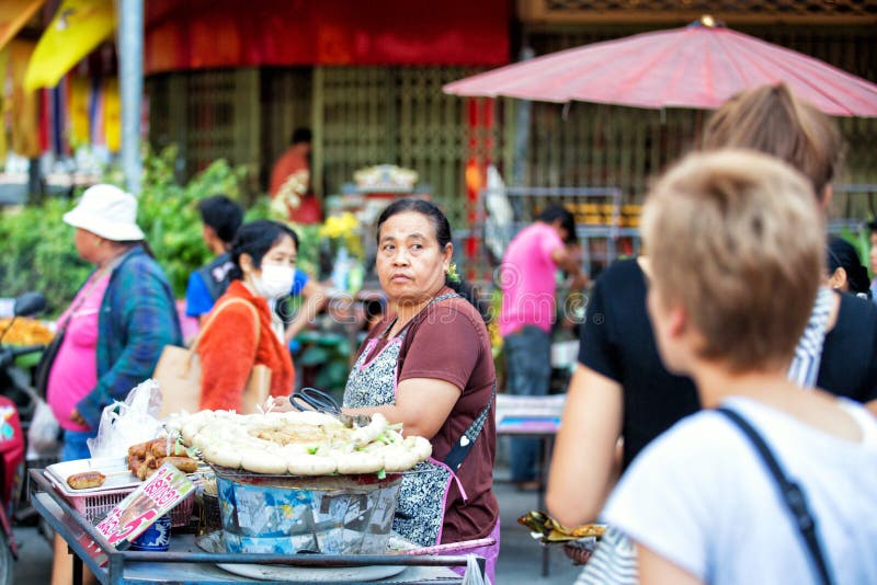 CHIANG MAI, THAILAND - NOVEMBER 15, 2014: Aziatische vrouw die m verkopen stock fotografie CHIANG MAI, THAILAND - NOVEMBER 15, 2014: Aziatische vrouw die m verkopen stock fotografie