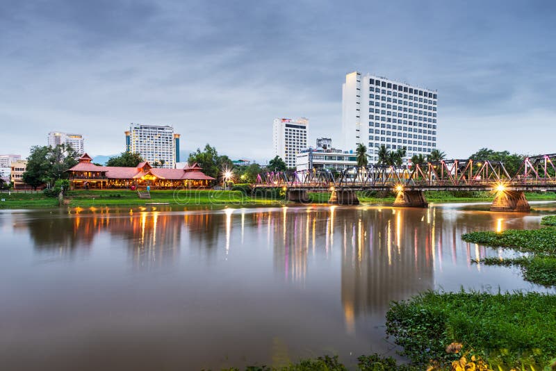 Skyline van Chiang Mai, Thailand, op de Ping rivier royalty-vrije stock afbeelding