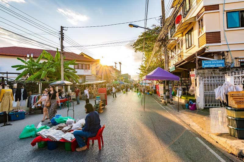 CHIANG MAI, THAILANDIA - 3 11 2019: Mercato notturno della città di Chiang Mai poco dopo il tramonto Il turista sta camminando pe immagini stock CHIANG MAI, THAILANDIA - 3 11 2019: Mercato notturno della città di Chiang Mai poco dopo il tramonto Il turista sta camminando pe immagini stock