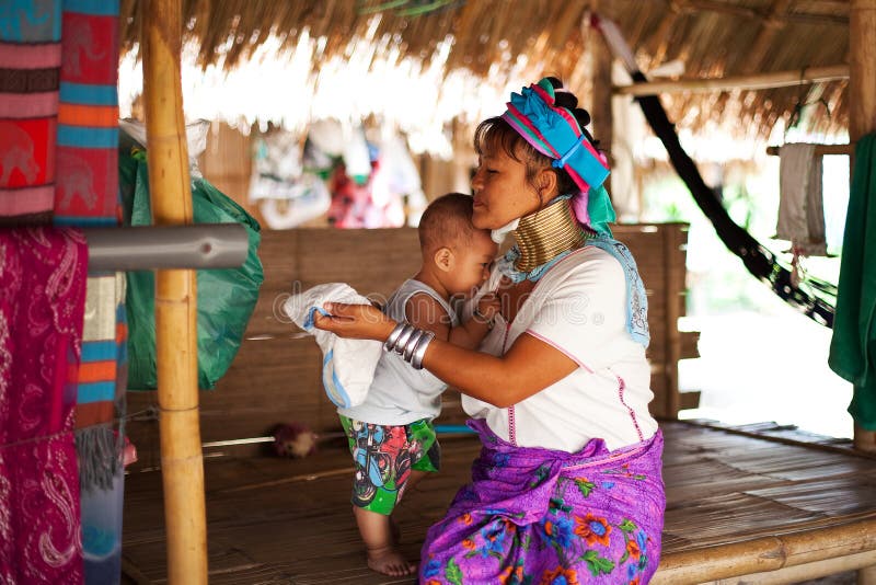 Chiang Mai, Thaïlande - 22 avril 2015 : Le village des femmes long-étranglées Villages de Hilltribe photos libres de droits Chiang Mai, Thaïlande - 22 avril 2015 : Le village des femmes long-étranglées Villages de Hilltribe photos libres de droits